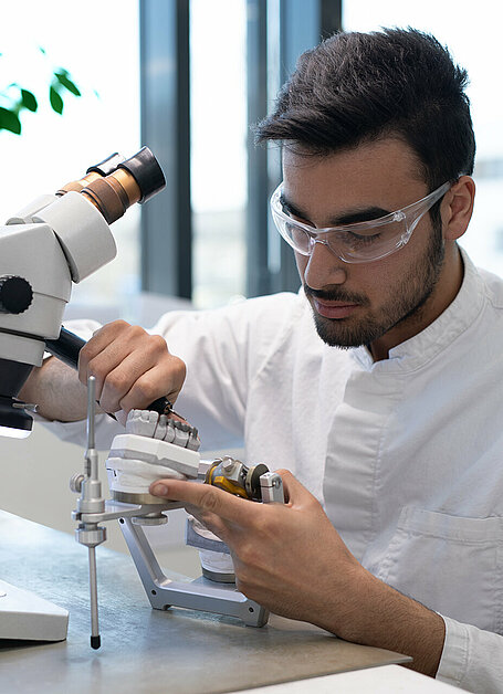 Il laboratorio Rager è caratterizzato da oltre 5 decenni di esperienza. Una storia che si percepisce anche alla CADdent GmbH. 